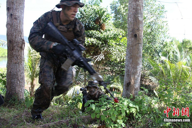一名美国海军陆战队士兵迅速进入阵地