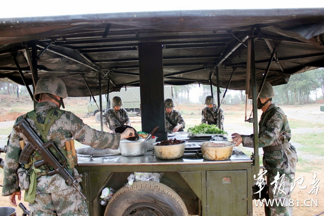 我军炊事员练速成战地餐