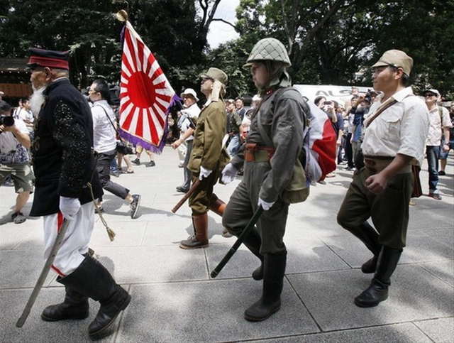 日本老兵穿老式军装在靖国神社游行，祭拜战死的军人