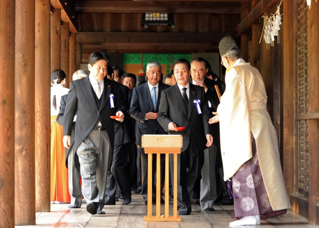 日本国土交通部长（左）一行人前来参拜靖国神社