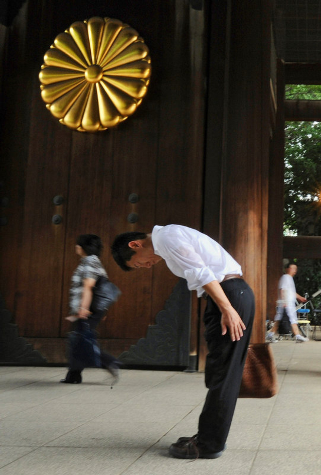 前来参拜的民众
