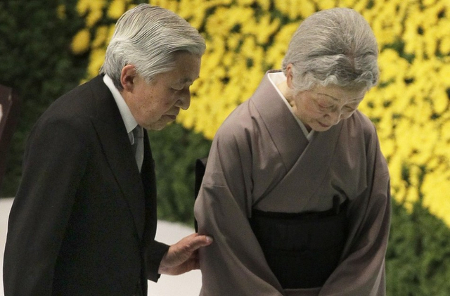 日本明仁天皇携妻子美智子来到二战纪念馆悼念二战阵亡士兵