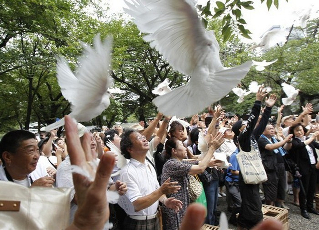 日本民众在靖国神社前放飞和平鸽这样的画面不禁有几分讽刺
