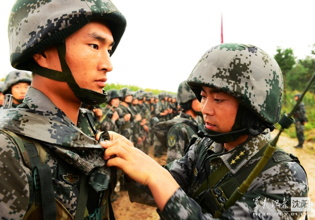 40           解放军老牌部队"红九连"配数字化装备战力过硬.