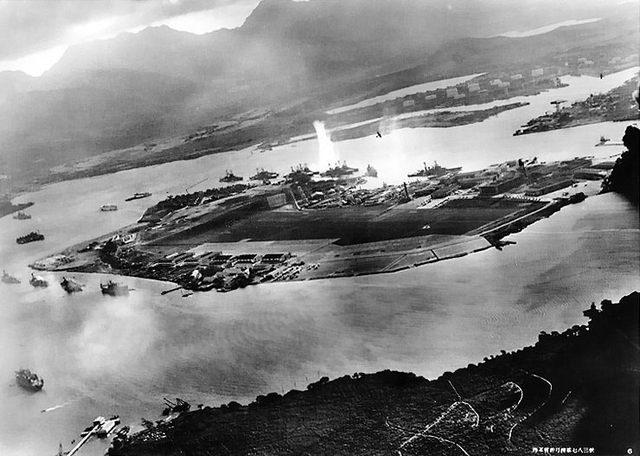 1941年12月7日，日军偷袭珍珠港现场图