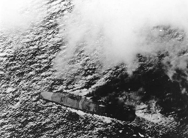莱特湾海战中美军攻击日本瑞鹤号航母
