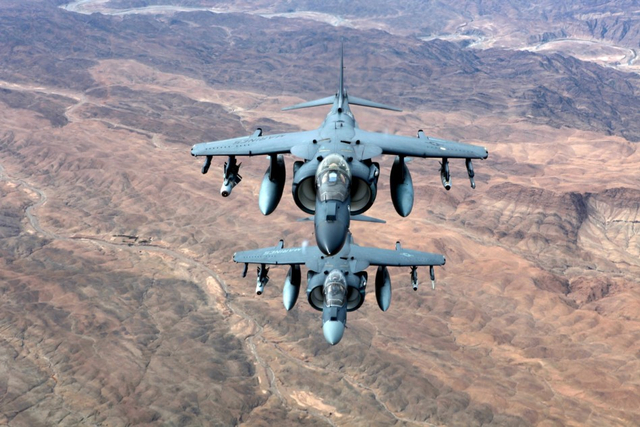 驻阿美军出动AV-8B机群攻击塔利班支援地面部队