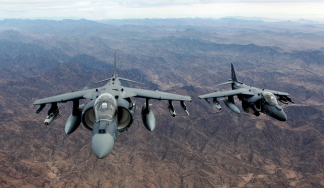 驻阿美军出动AV-8B机群攻击塔利班支援地面部队