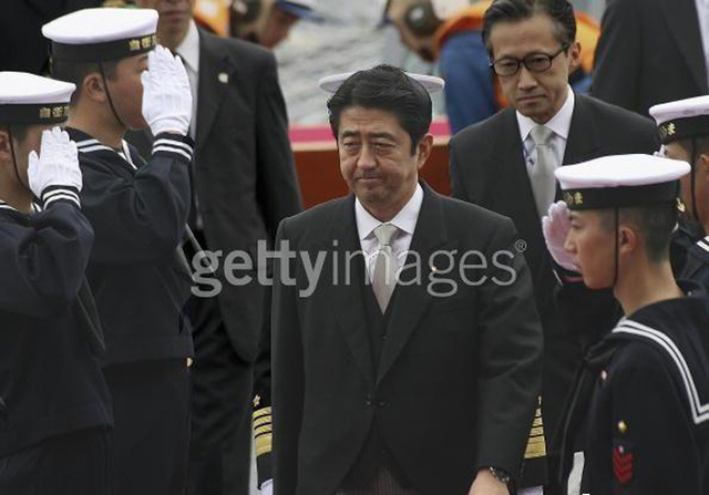 安倍首次出任首相时检阅日本海上自卫队