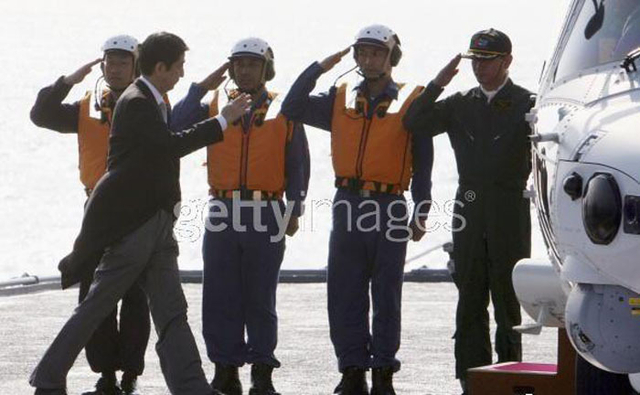 安倍首次出任首相时检阅日本海上自卫队