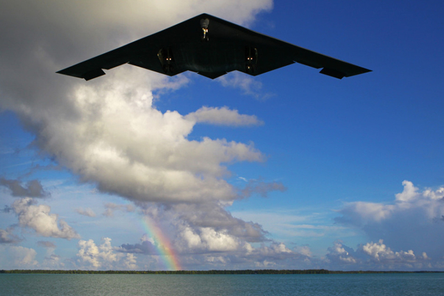B-2A隐形战略轰炸机飞抵关岛