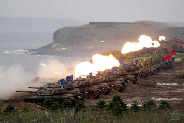 4月10日,台军M60A3坦克列阵齐射彩排