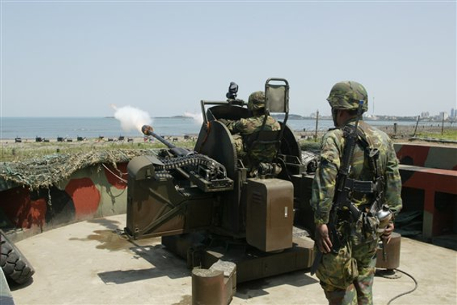 台军进行高炮平射攻击