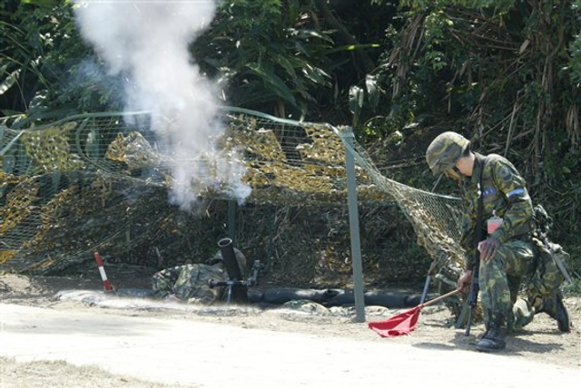 迫击炮在炮位上开火