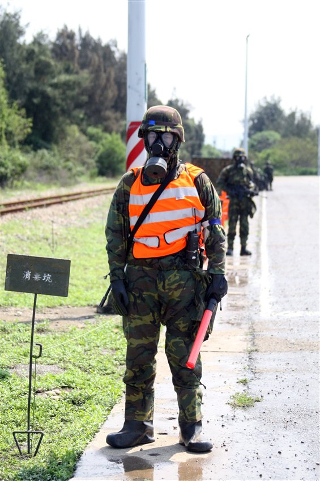 台军参演士兵进行防化训练