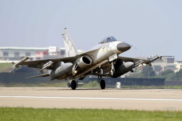 IDF战机挂弹升空