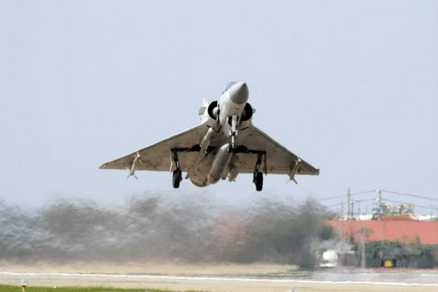 台军幻影2000-5战机挂弹升空