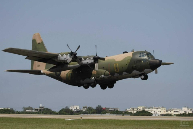 台军C-130H运输机升空