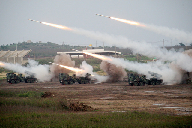 雷霆2000火箭炮外岛齐射展示威力