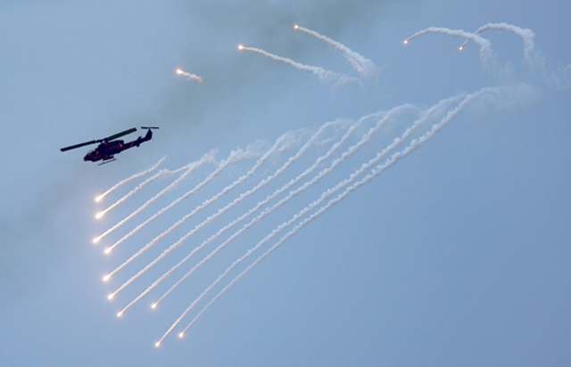 AH-1W超级眼镜蛇攻击直升机空射诱饵弹