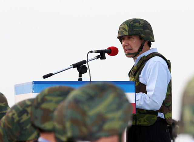 马英九前往演习现场检阅致词