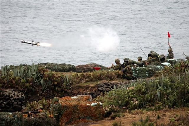 标枪反坦克导弹阵位向海上目标开火