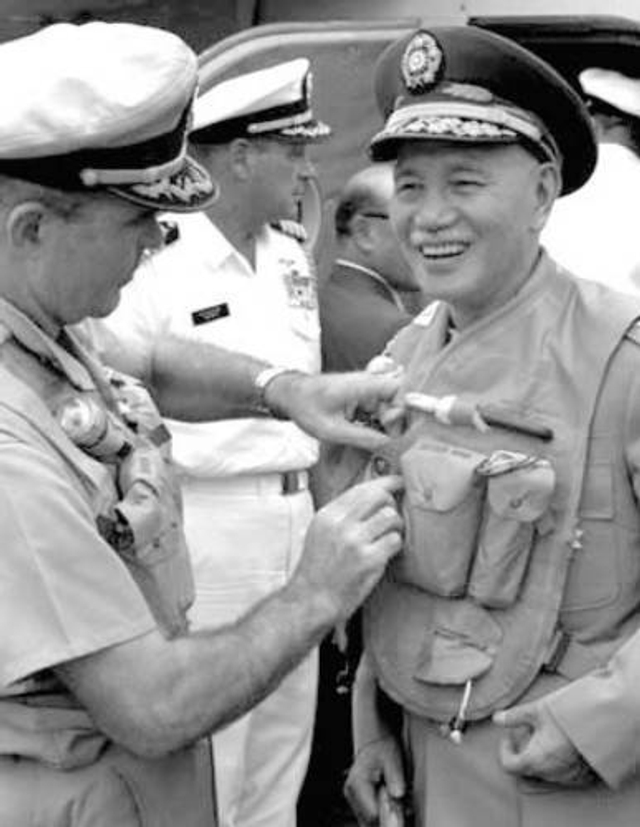 检查整理蒋介石的救生衣