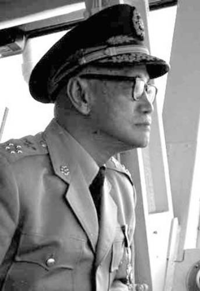 在舰桥上向外凝视的蒋介石