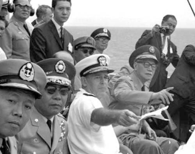 观看火力展示的蒋介石