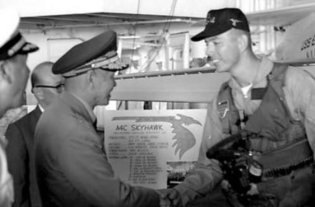 蒋介石与海军上尉Virgil Jackson握手