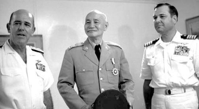 晚年蒋介石登上美国“企业号”航母