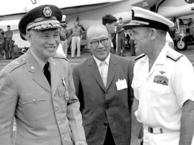 蒋介石在企业号甲板上