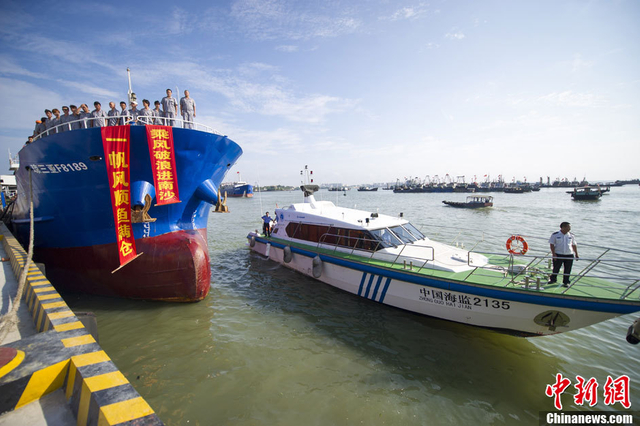中国海监为船队护航
