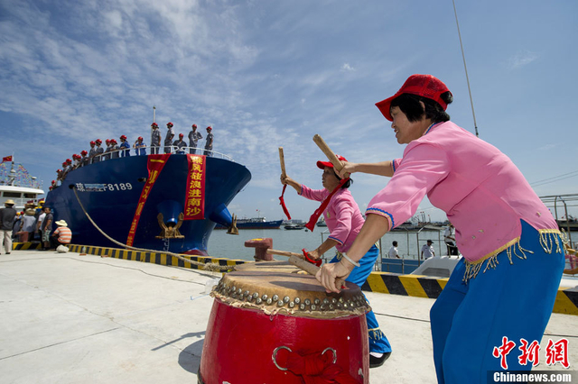 当地民众为船队击鼓送行