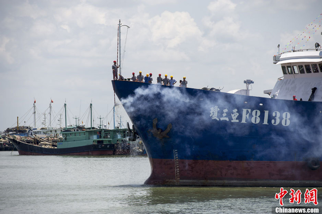 远赴南沙作业的渔船放鞭炮起航