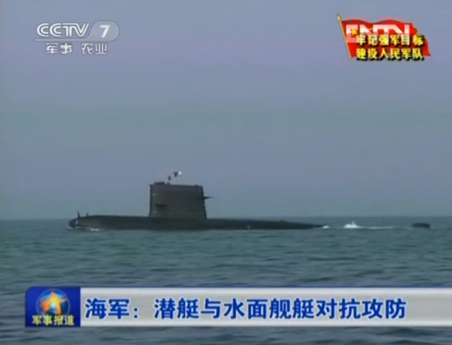 海军宋级常规潜艇水面航行