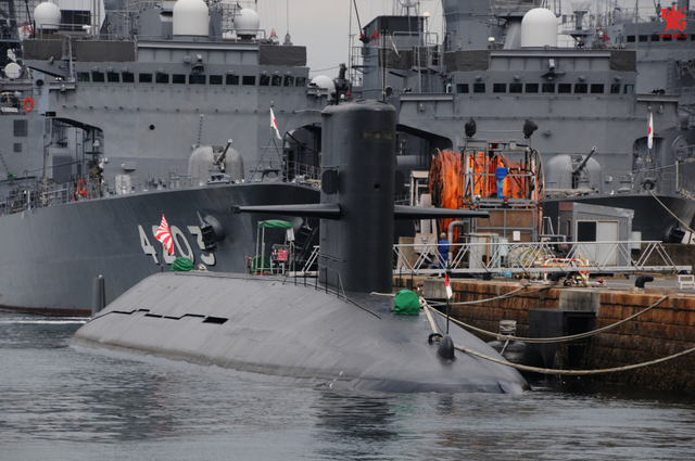 码头停靠春潮级常规潜艇