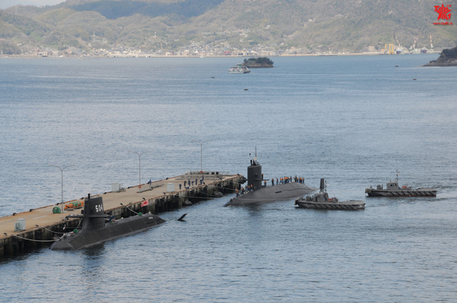 码头两条潜艇一条苍龙级一条春潮级