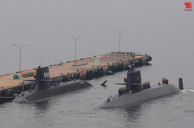 亲潮级常规潜艇回港