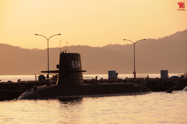 日本苍龙级潜艇504号舰停靠码头