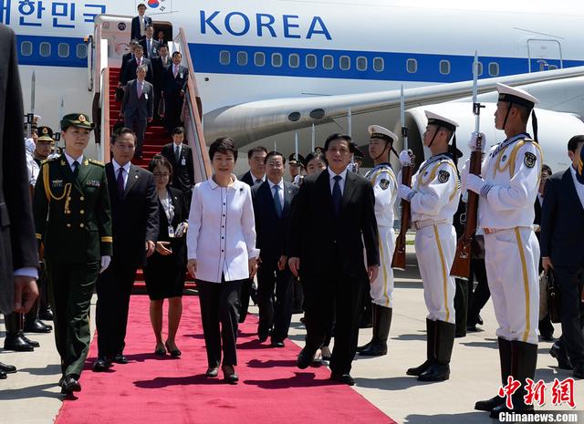 我军女上校护卫韩国总统