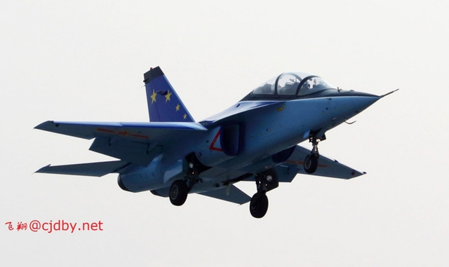 L-15猎鹰高级教练机开始向海外用户交付