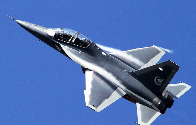 L-15猎鹰高级教练机开始向海外用户交付