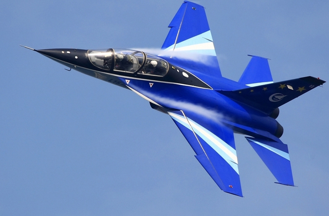 L-15猎鹰高级教练机开始向海外用户交付
