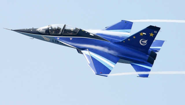 L-15猎鹰高级教练机开始向海外用户交付