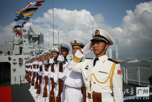 “惠州舰”、“钦州舰”官兵英姿飒爽