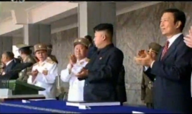 金正恩参加阅兵式