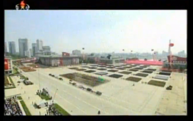 受阅方队接受检阅