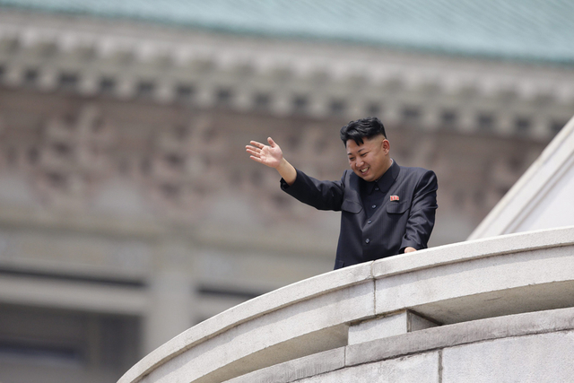 金正恩挥手致意
