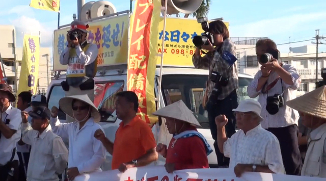 冲绳民众抗议美军坠毁军机